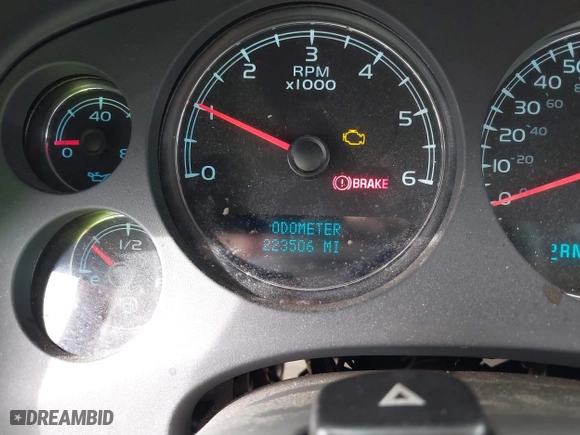 2008 Chevrolet Suburban LTZ with VIN 1GNFC16018R143195, listed as a IAAI auction lot 41577367 with 223,506 mi miles. Bid and sale history available at carsss.com. Image 15.