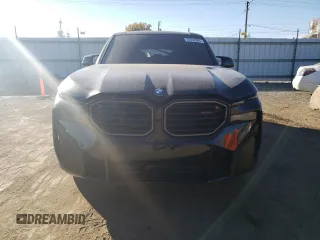2024 BMW XM Label Red z VIN 5YM33CS07R9U67614, wystawiony jako Copart lot #75152264 z przebiegiem 7179 mil mil oraz Szkody całkowita. Historia ofert i sprzedaży dostępna na DreamBid. Obrazek 5.