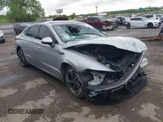 2024 Hyundai Sonata SEL z VIN KMHL14JA3RA351349, wystawiony jako IAAI lot #42147851 z przebiegiem 15 171 mil mil oraz . Historia ofert i sprzedaży dostępna na DreamBid. Obrazek 1.