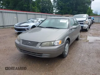 1997 Toyota Camry LE z VIN 4T1BG22KXVU034196, wystawiony jako IAAI lot #42504214 z przebiegiem 155 915 mil mil oraz . Historia ofert i sprzedaży dostępna na DreamBid. Obrazek 6.