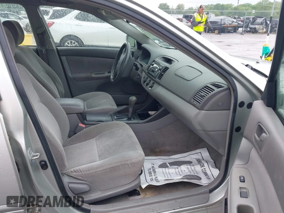 2002 Toyota Camry LE z VIN JTDBE32K220022434, wystawiony jako IAAI lot #42194752 z przebiegiem 168 955 mil mil oraz . Historia ofert i sprzedaży dostępna na DreamBid. Obrazek 5.