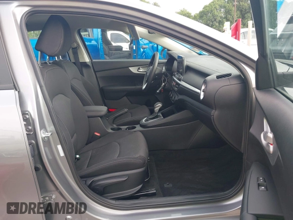 2024 Kia Forte LXS z VIN 3KPF24AD6RE836512, wystawiony jako IAAI lot #42166367 z przebiegiem 3 352 mil mil oraz . Historia ofert i sprzedaży dostępna na DreamBid. Obrazek 5.