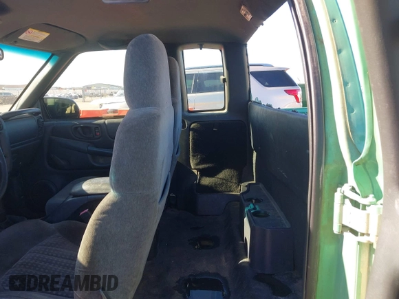 2002 Chevrolet S-10 LS with VIN 1GCDT19W228228916, listed as a IAAI auction lot 40902812 with 247,233 mi miles. Bid and sale history available at carsss.com. Image 8.