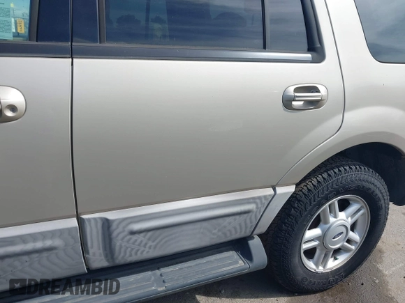 2005 Ford Expedition Special Service with VIN 1FMPU15595LA67565, listed as a IAAI auction lot 41723035 with 106,512 mi miles. Bid and sale history available at carsss.com. Image 14.