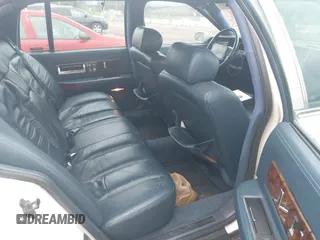 1993 Cadillac Fleetwood z VIN 1G6DW527XPR723385, wystawiony jako IAAI lot #41925057 z przebiegiem 193 595 mil mil oraz . Historia ofert i sprzedaży dostępna na DreamBid. Obrazek 8.