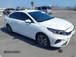2022 Kia Forte LXS z VIN 3KPF24AD3NE496228, wystawiony jako IAAI lot #42193668 z przebiegiem 29 849 mil mil oraz . Historia ofert i sprzedaży dostępna na DreamBid. Obrazek 1.