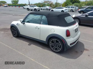 2011 MINI Convertible S z VIN WMWZP3C54BTX84385, wystawiony jako IAAI lot #42388603 z przebiegiem 103 336 mil mil oraz . Historia ofert i sprzedaży dostępna na DreamBid. Obrazek 3.