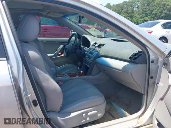 2009 Toyota Camry LE z VIN 4T1BK46K49U592233, wystawiony jako IAAI lot #42205847 z przebiegiem 141 226 mil mil oraz . Historia ofert i sprzedaży dostępna na DreamBid. Obrazek 5.