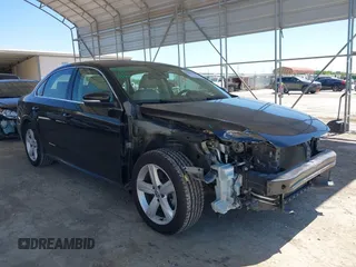 2013 Volkswagen Passat SE z VIN 1VWBP7A34DC108628, wystawiony jako IAAI lot #42086759 z przebiegiem 148 321 mil mil oraz . Historia ofert i sprzedaży dostępna na DreamBid. Obrazek 1.