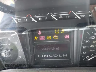 2011 Lincoln Navigator z VIN 5LMJJ2H56BEJ08330, wystawiony jako IAAI lot #41668494 z przebiegiem 266 944 mil mil oraz . Historia ofert i sprzedaży dostępna na DreamBid. Obrazek 7.