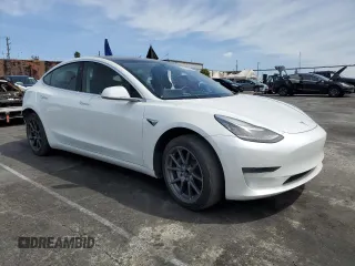 2020 Tesla Model 3 Standard Range Plus z VIN 5YJ3E1EA6LF634067, wystawiony jako Copart lot #50718645 z przebiegiem 26 605 mil mil oraz Szkoda całkowita • Salvage title. Historia ofert i sprzedaży dostępna na DreamBid. Obrazek 4.