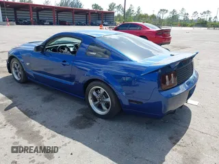 2008 Ford Mustang GT Deluxe z VIN 1ZVHT82H585192023, wystawiony jako IAAI lot #42170182 z przebiegiem 109 946 mil mil oraz . Historia ofert i sprzedaży dostępna na DreamBid. Obrazek 3.