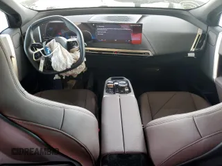 2023 BMW iX xDrive50 z VIN WB523CF08PCL23354, wystawiony jako Copart lot #67861052 z przebiegiem 718 mil mil oraz . Historia ofert i sprzedaży dostępna na DreamBid. Obrazek 8.