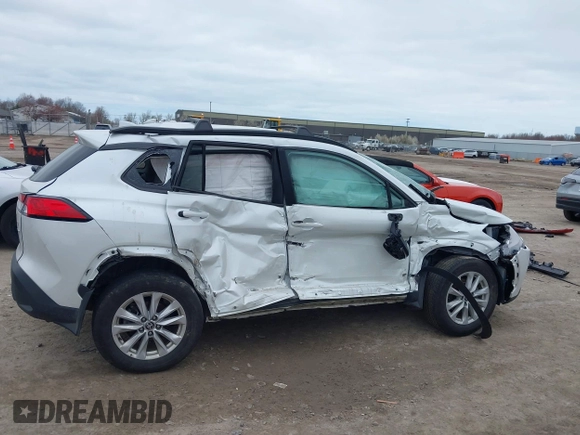 2024 Toyota Corolla Cross LE z VIN 7MUBAABG2RV103930, wystawiony jako IAAI lot #42051280 z przebiegiem 27 541 mil mil oraz . Historia ofert i sprzedaży dostępna na DreamBid. Obrazek 14.