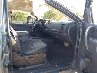 2010 GMC Sierra 1500 SLE z VIN 3GTRKVE30AG239997, wystawiony jako IAAI lot #42056748 z przebiegiem 159 931 mil mil oraz . Historia ofert i sprzedaży dostępna na DreamBid. Obrazek 5.
