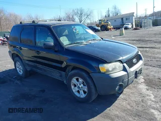 2005 Ford Escape XLT with VIN 1FMYU931X5KB23022, listed as a IAAI auction lot 41758560 with 193,107 mi miles. Bid and sale history available at carsss.com. Image 1.