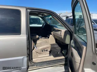 2002 Chevrolet Avalanche with VIN 3GNEC13T82G302926, listed as a Copart auction lot 47324455 with 379,025 mi miles and Clean Title. Bid and sale history available at carsss.com. Image 5.