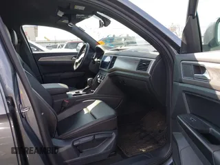 2020 Volkswagen Atlas SE z VIN 1V21E2CA9LC211835, wystawiony jako IAAI lot #41574645 z przebiegiem 50 586 mil mil oraz . Historia ofert i sprzedaży dostępna na DreamBid. Obrazek 5.