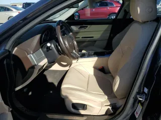 2016 Jaguar XF 35t Premium z VIN SAJBD4BV9GCY24246, wystawiony jako Copart lot #80526534 z przebiegiem Nie podano mil oraz Czysty tytuł • Clean title. Historia ofert i sprzedaży dostępna na DreamBid. Obrazek 7.