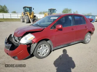 2010 Nissan Versa S z VIN 3N1BC1AP0AL364217, wystawiony jako Copart lot #49740165 z przebiegiem 129 214 mil mil oraz Szkoda całkowita • Salvage title. Historia ofert i sprzedaży dostępna na DreamBid. Obrazek 1.