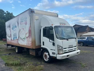 2011 Isuzu NRR IBT z VIN JALE5W169B7900028, wystawiony jako Copart lot #60338775 z przebiegiem 415 661 mil mil oraz Czysty tytuł • Clean title. Historia ofert i sprzedaży dostępna na DreamBid. Obrazek 1.