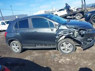 2020 Chevrolet Trax LS z VIN 3GNCJNSB8LL206428, wystawiony jako IAAI lot #41895293 z przebiegiem 61 967 mil mil oraz . Historia ofert i sprzedaży dostępna na DreamBid. Obrazek 13.