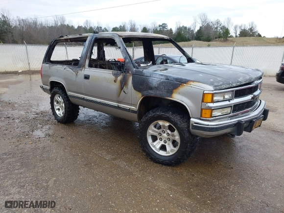 1998 Chevrolet Tahoe with VIN 3GNEK18R0WG121275, listed as a IAAI auction lot 41721304 with 1 mi miles. Bid and sale history available at carsss.com. Image 1.
