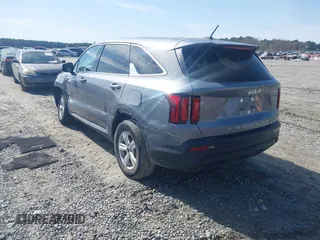 2022 Kia Sorento LX with VIN 5XYRG4LC8NG122154, listed as a IAAI auction lot 41590659 with 15,619 mi miles. Bid and sale history available at carsss.com. Image 3.
