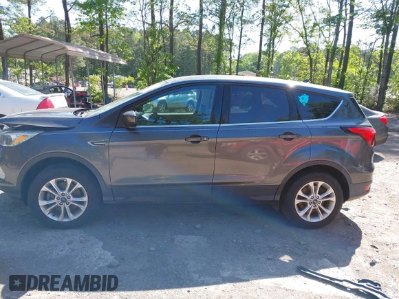 2019 Ford Escape SE z VIN 1FMCU9GD7KUB23316, wystawiony jako IAAI lot #42138654 z przebiegiem 145 857 mil mil oraz . Historia ofert i sprzedaży dostępna na DreamBid. Obrazek 14.