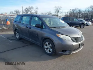2012 Toyota Sienna with VIN 5TDZK3DCXCS258843, listed as a IAAI auction lot 41700446 with 207,384 mi miles. Bid and sale history available at carsss.com. Image 1.