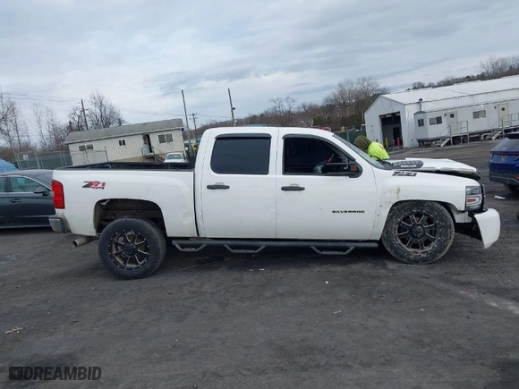2010 Chevrolet Silverado 1500 LT with VIN 3GCRKSE30AG220347, listed as a IAAI auction lot 41646699 with 142,453 mi miles. Bid and sale history available at carsss.com. Image 13.
