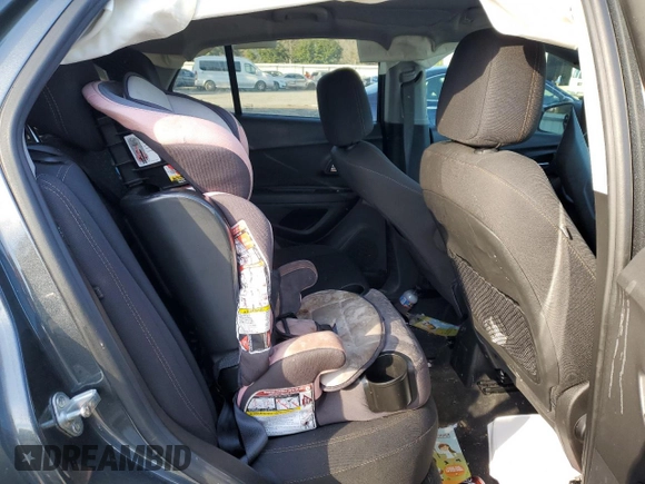 2020 Chevrolet Trax LS z VIN 3GNCJKSB9LL190321, wystawiony jako Copart lot #46644495 z przebiegiem Nie podano mil oraz Szkoda całkowita • Salvage title. Historia ofert i sprzedaży dostępna na DreamBid. Obrazek 12.