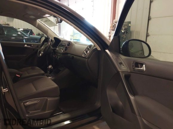 2014 Volkswagen Tiguan SE z VIN WVGAV3AX9EW614094, wystawiony jako IAAI lot #42350601 z przebiegiem 128 996 mil mil oraz . Historia ofert i sprzedaży dostępna na DreamBid. Obrazek 5.