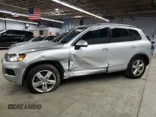 2012 Volkswagen Touareg Lux z VIN WVGEF9BP2CD010105, wystawiony jako Copart lot #52517015 z przebiegiem 74 279 mil mil oraz Szkoda całkowita • Salvage title. Historia ofert i sprzedaży dostępna na DreamBid. Obrazek 1.