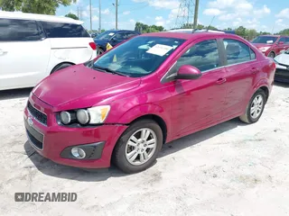 2014 Chevrolet Sonic LT z VIN 1G1JC5SB5E4122840, wystawiony jako IAAI lot #42276390 z przebiegiem 128 958 mil mil oraz . Historia ofert i sprzedaży dostępna na DreamBid. Obrazek 2.