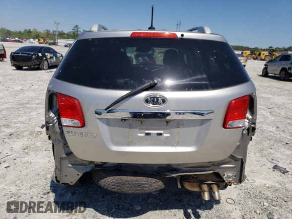 2013 Kia Sorento LX z VIN 5XYKT3A6XDG408459, wystawiony jako Copart lot #52556785 z przebiegiem 195 680 mil mil oraz Szkoda całkowita • Salvage title. Historia ofert i sprzedaży dostępna na DreamBid. Obrazek 6.