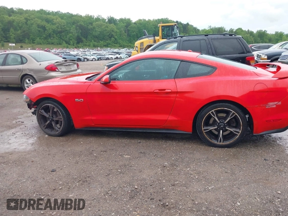 2018 Ford Mustang GT z VIN 1FA6P8CF7J5101258, wystawiony jako IAAI lot #42122472 z przebiegiem 91 700 mil mil oraz . Historia ofert i sprzedaży dostępna na DreamBid. Obrazek 14.