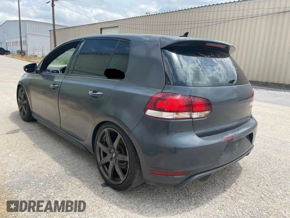 2010 Volkswagen GTI z VIN WVWHV7AJ9AW071636, wystawiony jako Copart lot #59004995 z przebiegiem 102 911 mil mil oraz Czysty tytuł • Clean title. Historia ofert i sprzedaży dostępna na DreamBid. Obrazek 3.