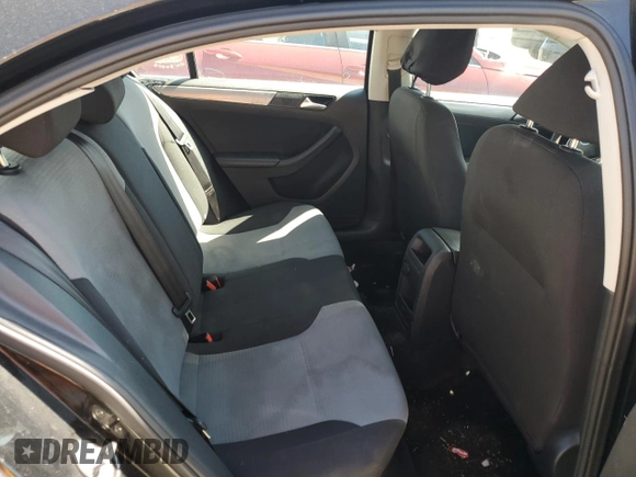 2017 Volkswagen Jetta S z VIN 3VW2B7AJXHM319558, wystawiony jako Copart lot #54708105 z przebiegiem 108 476 mil mil oraz Czysty tytuł • Clean title. Historia ofert i sprzedaży dostępna na DreamBid. Obrazek 10.