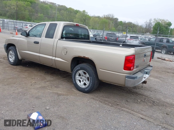 2005 Dodge Dakota SLT with VIN 1D7HE42K75S176815, listed as a IAAI auction lot 42160096 with 121,671 mi miles and . Bid and sale history available at carsss.com. Image 3.