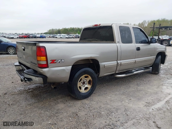 2000 Chevrolet Silverado 1500 LS with VIN 1GCEK19T5YE324384, listed as a IAAI auction lot 41925208 with 226,403 mi miles. Bid and sale history available at carsss.com. Image 4.