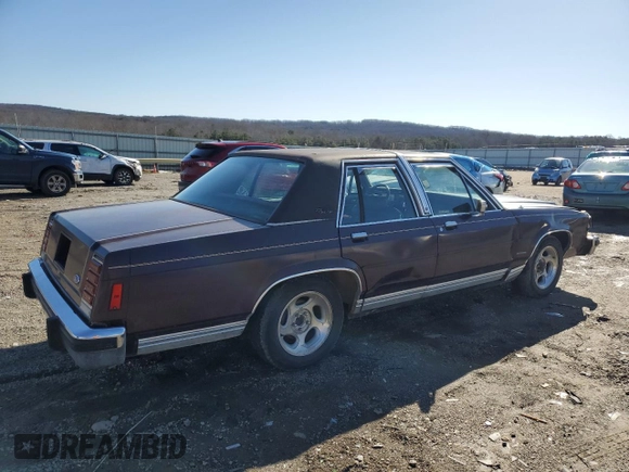 1983 Ford Crown Victoria z VIN 1FABP43F8DZ146309, wystawiony jako Copart lot #43996455 z przebiegiem 99 596 mil mil oraz Szkoda całkowita • Salvage title. Historia ofert i sprzedaży dostępna na DreamBid. Obrazek 3.