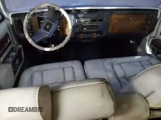 1983 Cadillac Fleetwood z VIN 1G6AB6985D9118799, wystawiony jako Copart lot #45713295 z przebiegiem 5 795 mil mil oraz Czysty tytuł • Clean title. Historia ofert i sprzedaży dostępna na DreamBid. Obrazek 8.