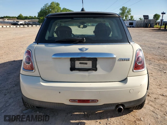 2011 MINI Hardtop z VIN WMWSU3C52BT094094, wystawiony jako Copart lot #55634655 z przebiegiem 104 123 mil mil oraz Szkody całkowita. Historia ofert i sprzedaży dostępna na DreamBid. Obrazek 6.