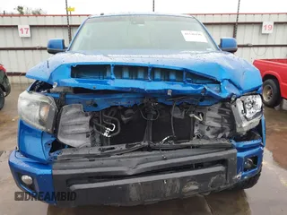 2018 Toyota Tundra SR5 z VIN 5TFDW5F16JX752629, wystawiony jako IAAI lot #41546196 z przebiegiem 105 247 mil mil oraz . Historia ofert i sprzedaży dostępna na DreamBid. Obrazek 6.