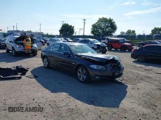 2013 BMW 5 Series 528i xDrive z VIN WBAXH5C53DDW12653, wystawiony jako IAAI lot #42656771 z przebiegiem 124 844 mil mil oraz . Historia ofert i sprzedaży dostępna na DreamBid. Obrazek 1.