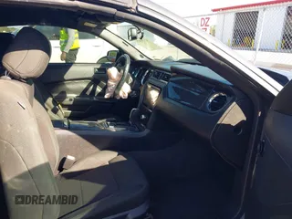 2014 Ford Mustang V6 z VIN 1ZVBP8EM2E5292790, wystawiony jako IAAI lot #41750975 z przebiegiem 94 495 mil mil oraz . Historia ofert i sprzedaży dostępna na DreamBid. Obrazek 5.