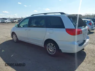 2008 Toyota Sienna XLE z VIN 5TDZK22C98S195819, wystawiony jako IAAI lot #42082880 z przebiegiem 174 319 mil mil oraz . Historia ofert i sprzedaży dostępna na DreamBid. Obrazek 3.