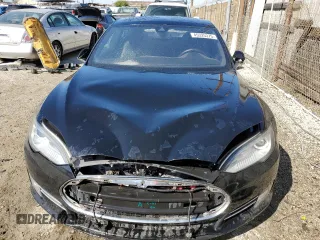 2014 Tesla Model S 60 with VIN 5YJSA1H10EFP58650, listed as a Copart auction lot 45325375 with 105,603 mi miles and Salvage Title. Bid and sale history available at DreamBid. Image 5.