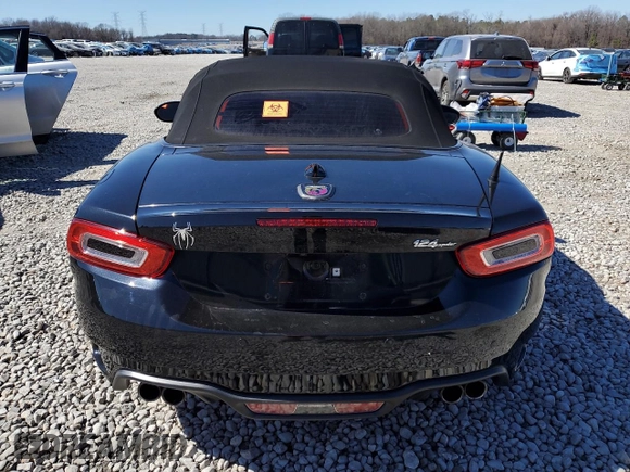2018 FIAT 124 Spider Classica z VIN JC1NFAEK0J0136678, wystawiony jako Copart lot #47318535 z przebiegiem 57 326 mil mil oraz Szkody całkowita. Historia ofert i sprzedaży dostępna na DreamBid. Obrazek 6.